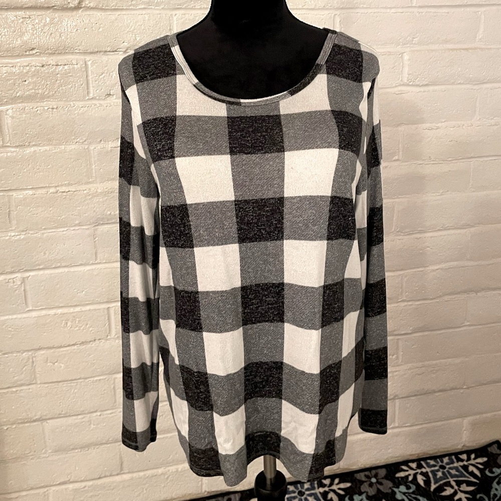 Scoop neck long sleeved top by Old Navy, black and white buffalo plaid, size L
